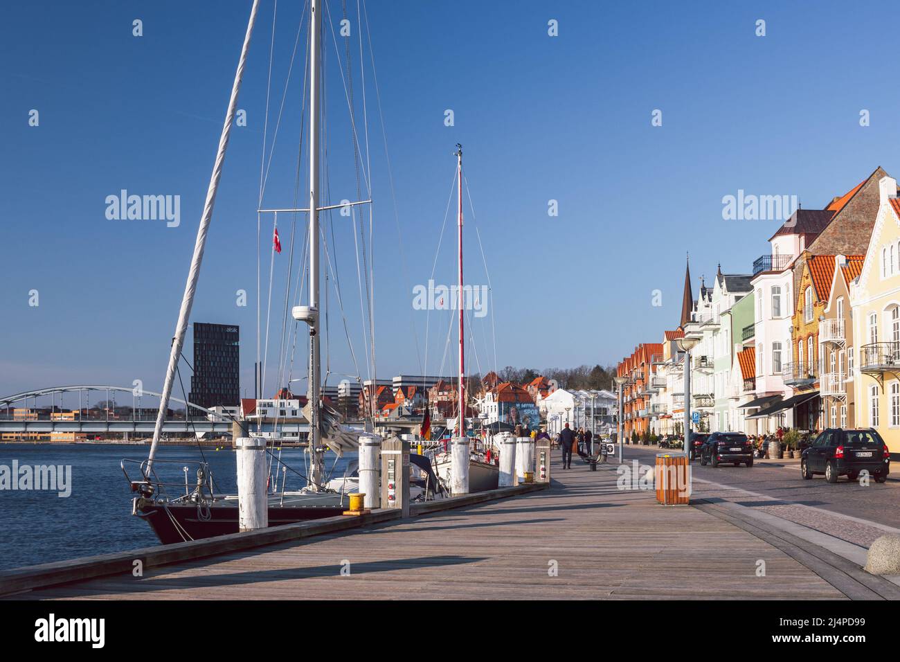 Sønderborg, Danemark - Mars 2022 : Sonderborg Havnegade, point de repère de la ville - quai touristique avec de vieilles maisons et un port Banque D'Images