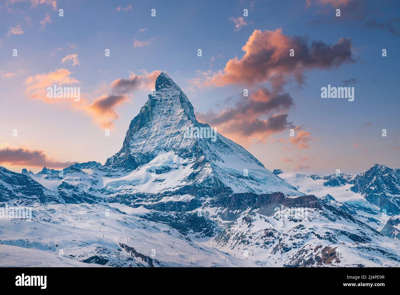 Vue panoramique sur la magnifique montagne du Cervin dans les alpes contre le ciel pendant le coucher du soleil Banque D'Images