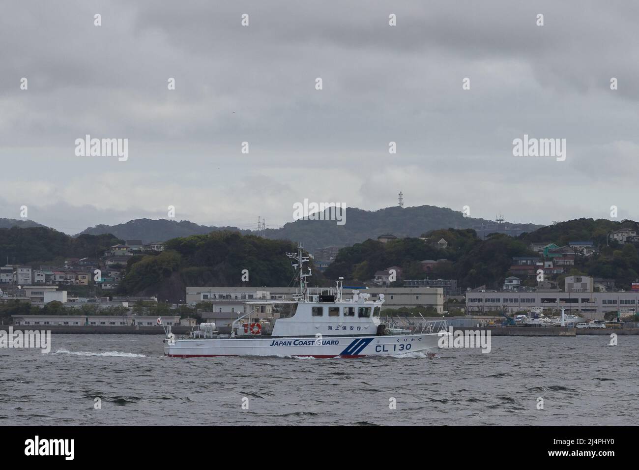 Un navire de patrouille de classe 20 de Suzukaze de la Garde côtière japonaise, Kurikase (CL 130), au large de la côte de Yokosuka, à Kanagawa, au Japon. Banque D'Images