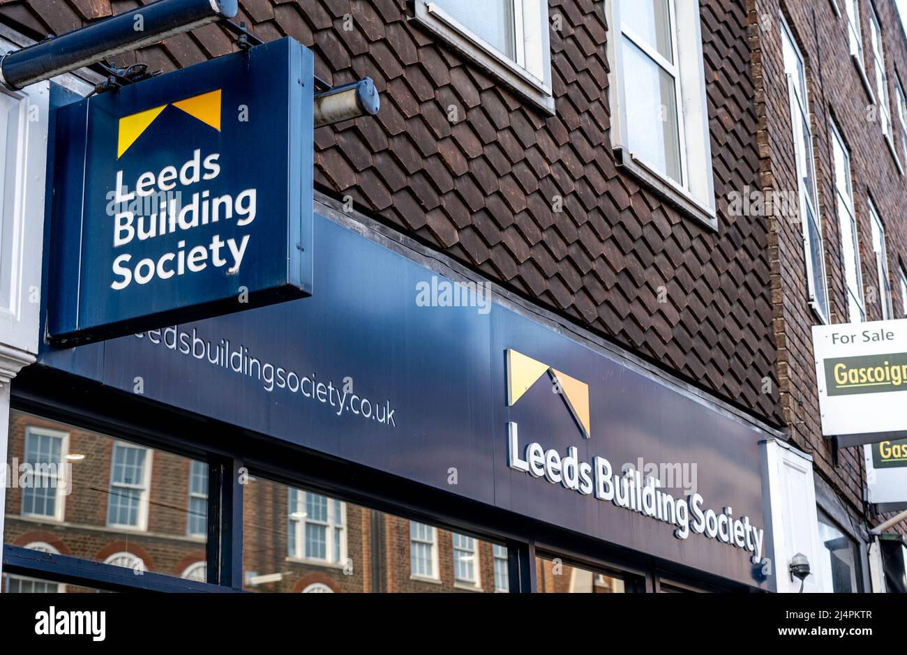Epsom Surrey Londres, Royaume-Uni, avril 17 2022, Leeds Building Society High Street Branch Sign and logo with No People Banque D'Images