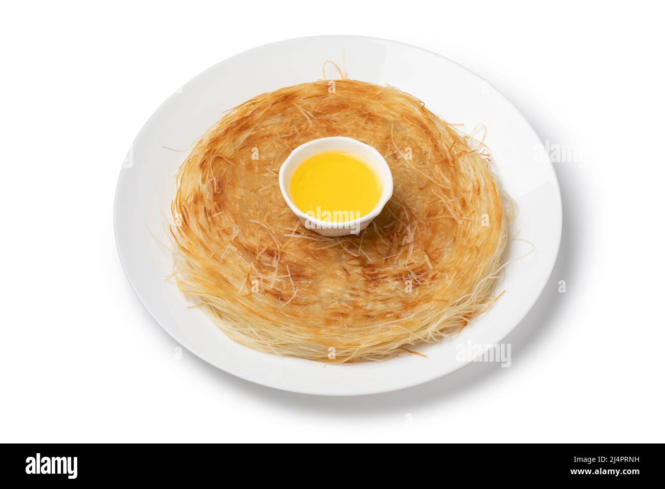 Assiette avec crêpes marocaines traditionnelles Razat El Quadi avec un bol de beurre frais isolé sur fond blanc Banque D'Images