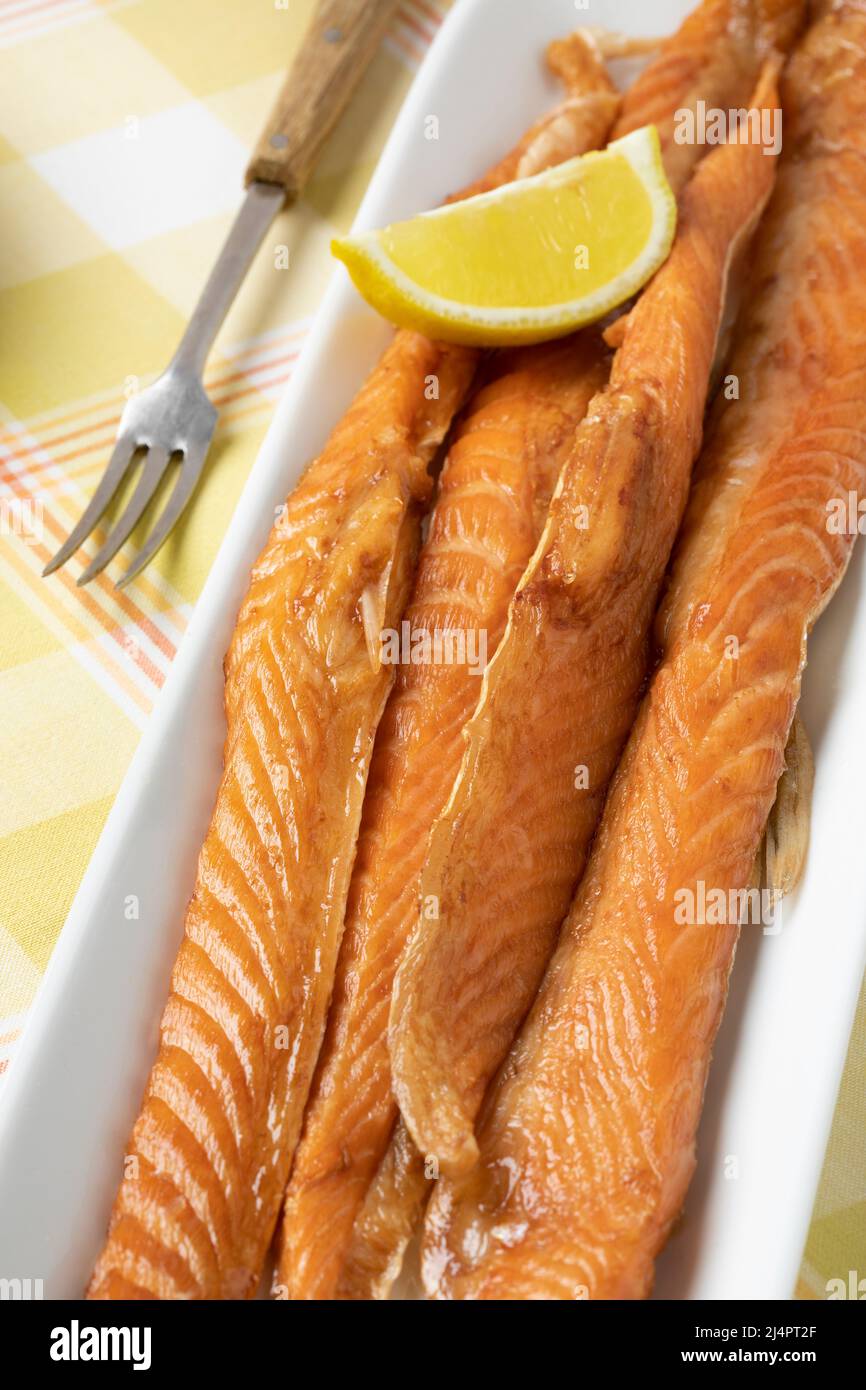 Des bandes de saumon fumé frais sur une assiette en gros plan Banque D'Images