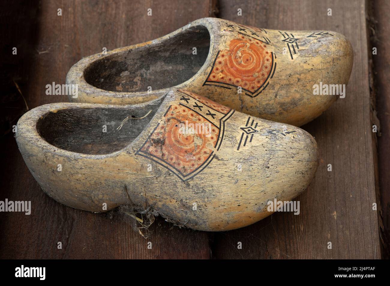 Paire de vieilles chaussures en bois hollandaises sales traditionnelles sur le sol Banque D'Images