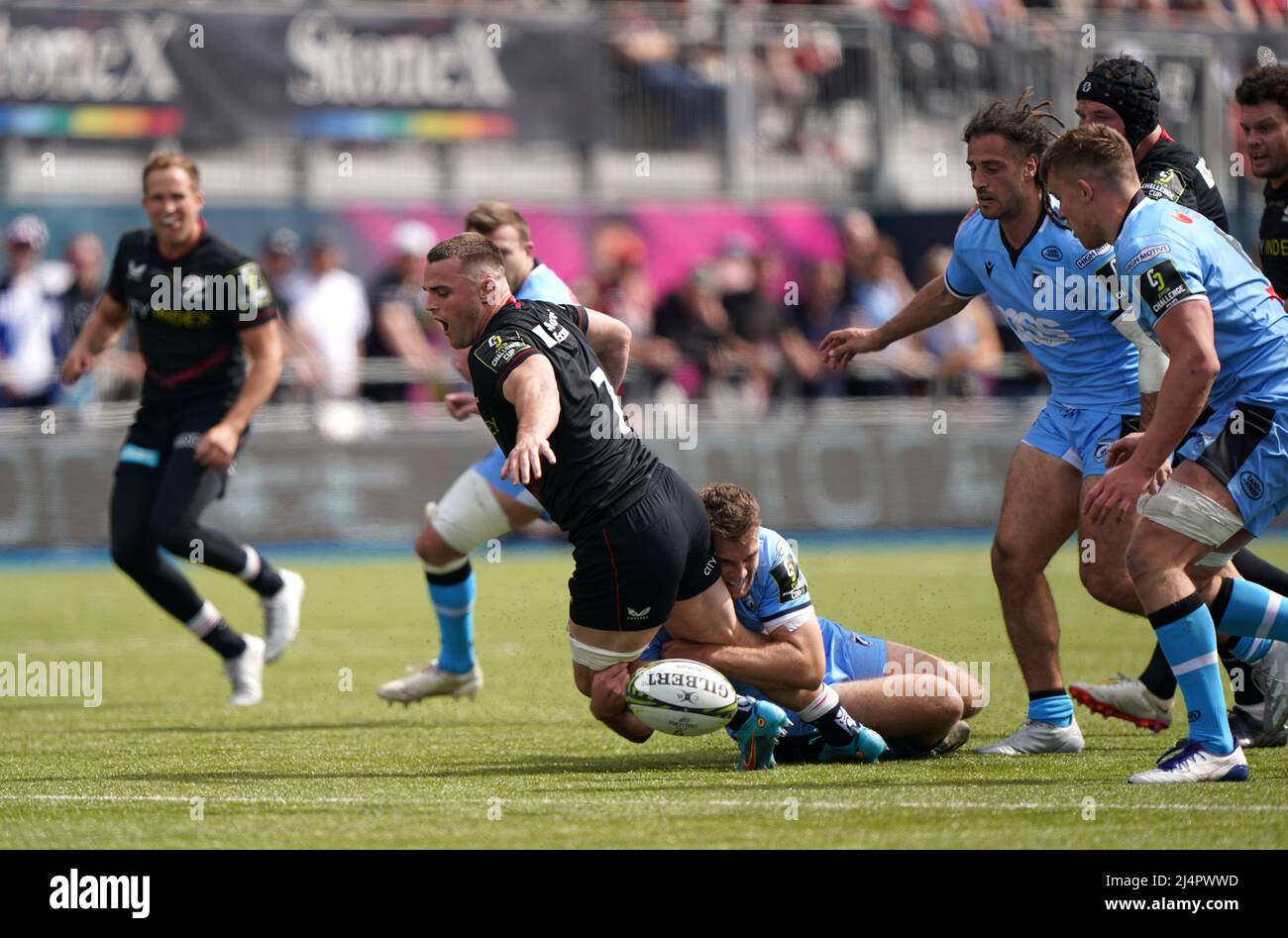 Ben Earl de Saracens affronté par Max Llewellyn de Cardiff Rugby lors du match de la coupe du défi EPCR 16 au stade StoneX, à Londres. Date de la photo: Dimanche 17 avril 2022. Banque D'Images