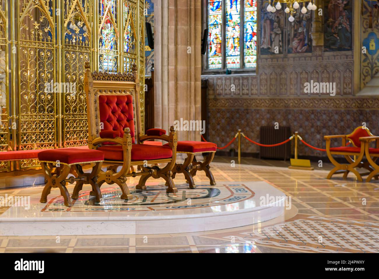 Chaises d'autel au sanctuaire de la cathédrale catholique romaine d'Armagh, Irlande du Nord. Banque D'Images