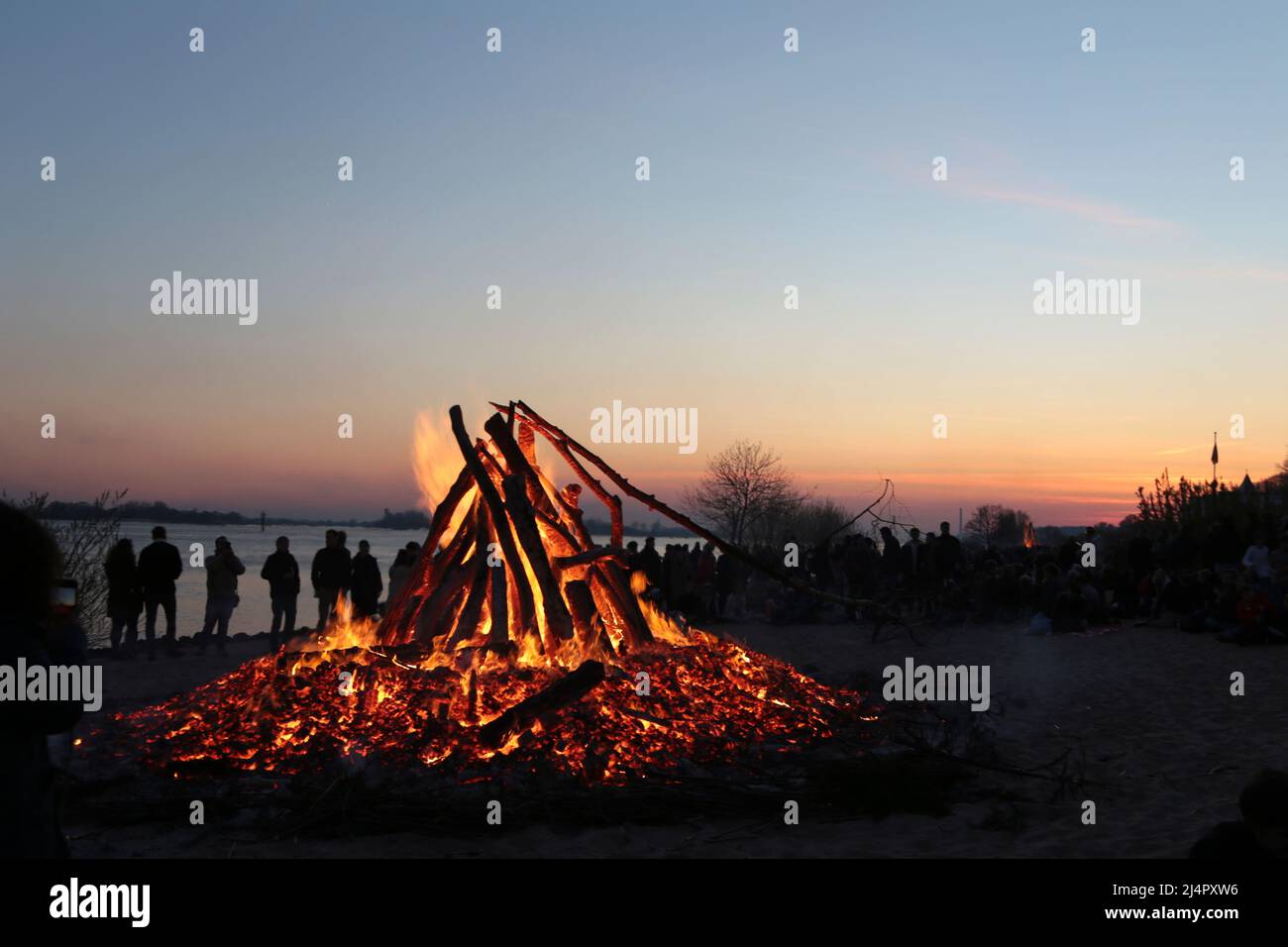 'Blankenese, Hambourg, Allemagne - 04 17 2022' incendie de Pâques à l'elbe à Blankenese, Hambourg, Banque D'Images