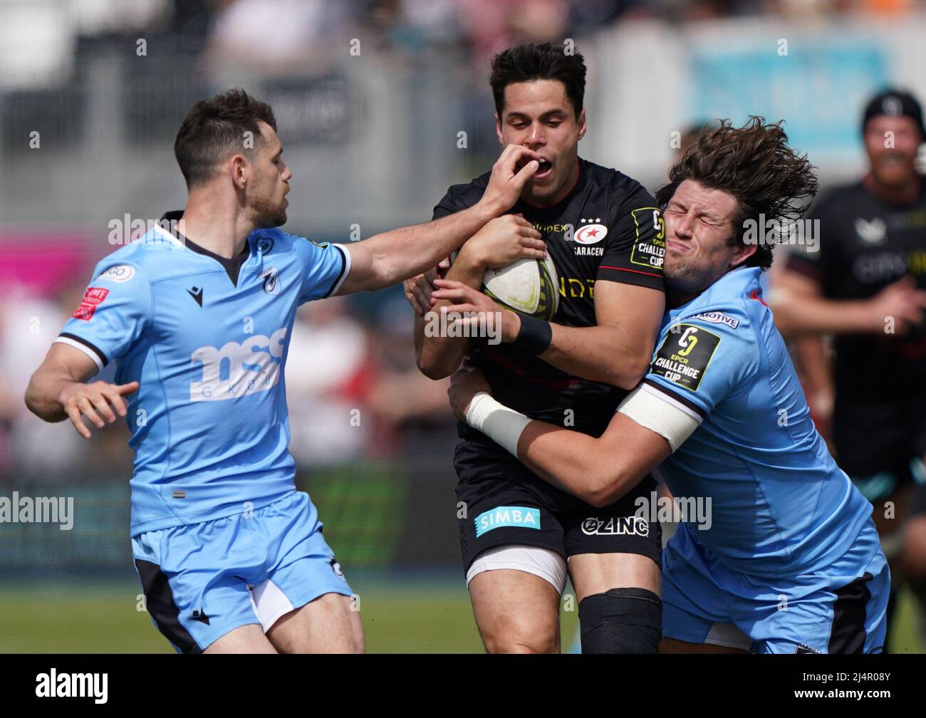 Sean Maitland de Saracens affronté par Tomos Williams (à gauche) et Rory Thornton (à droite) de Cardiff, lors du match de 16 de la coupe DU défi EPCR au stade StoneX, à Londres. Date de la photo: Dimanche 17 avril 2022. Banque D'Images