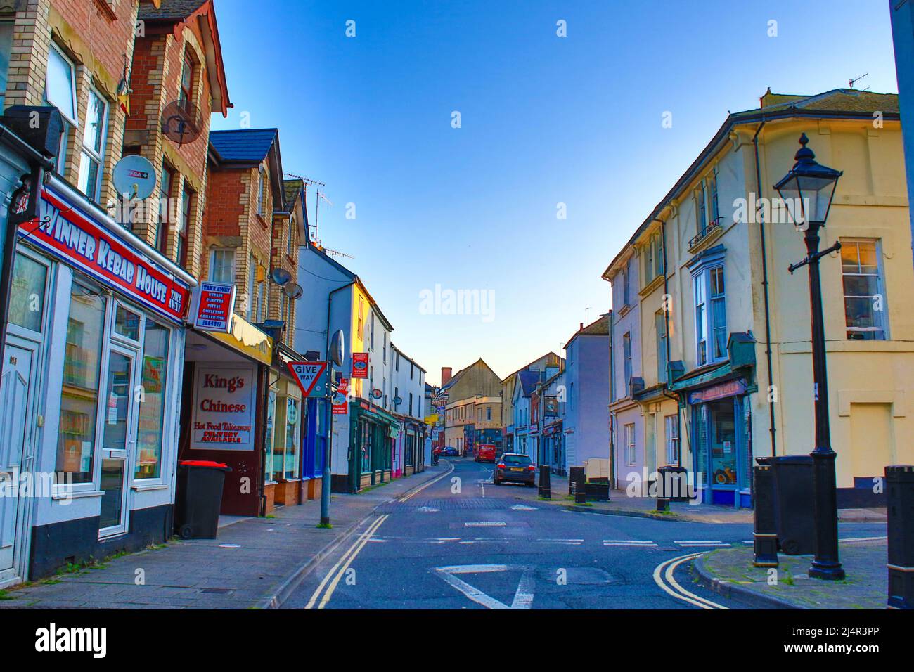 Vue sur une rue de Paignton le matin d'été agréable.Paignton est une ...