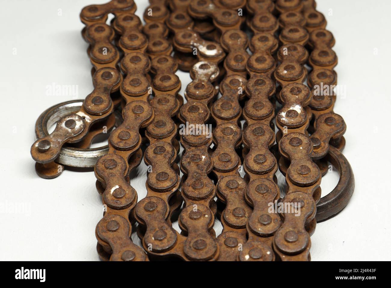 chaîne métallique en fer avec fond blanc Banque D'Images