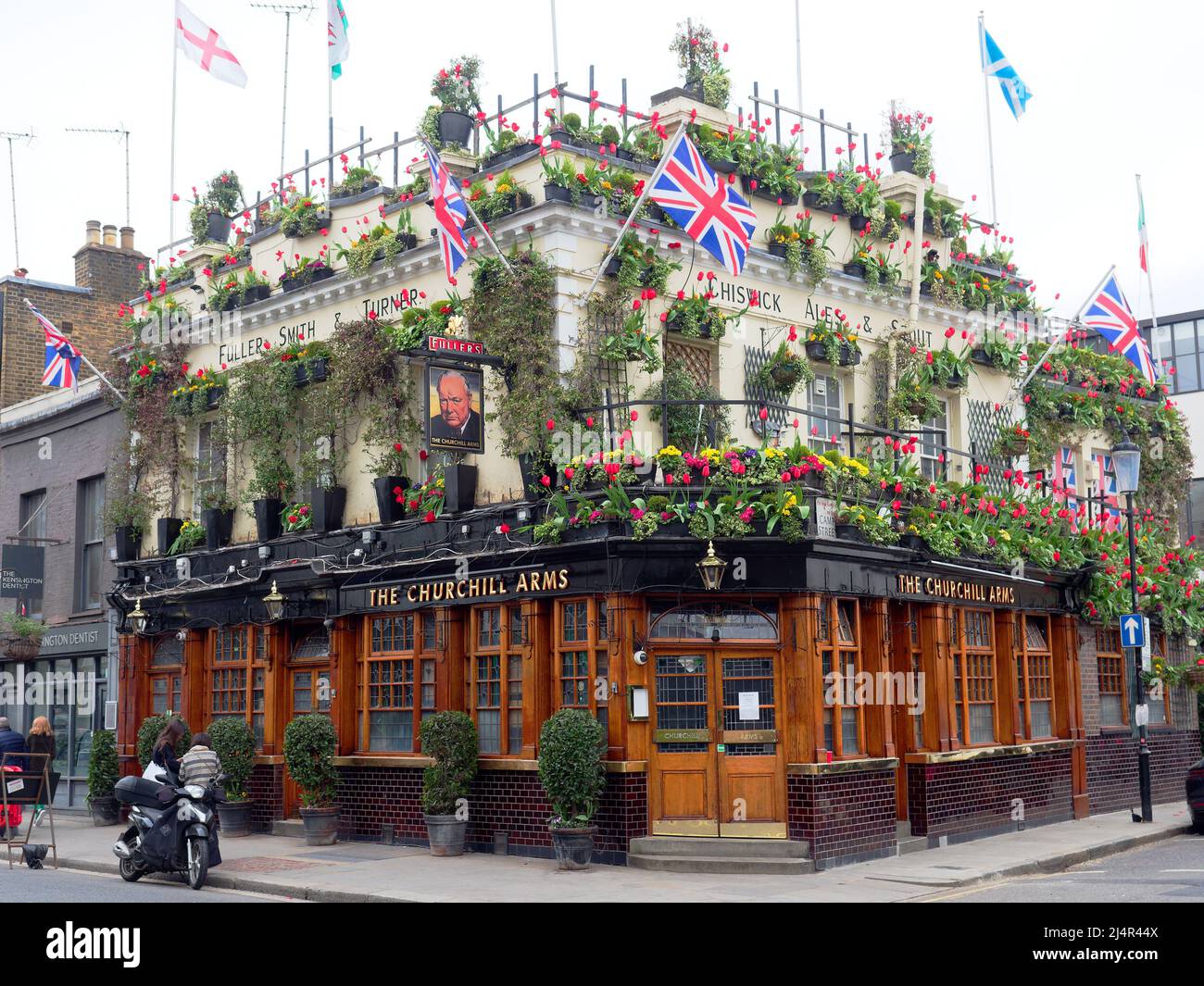 Vue sur les armes de Churchill à Notting Hill en raison de ses expositions florales est souvent connu comme le pub le plus coloré de Londres Banque D'Images
