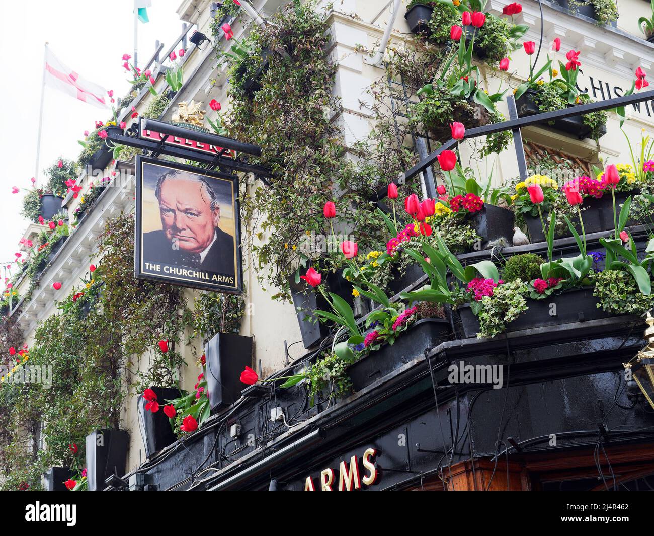 Vue sur les armes de Churchill à Notting Hill en raison de ses expositions florales est souvent connu comme le pub le plus coloré de Londres Banque D'Images