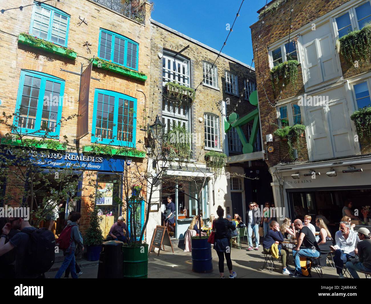 Vue sur Neal's Yard une cour colorée et cachée de restaurants indépendants, bars et magasins près de Seven Dials à Covent Garden Londres Banque D'Images
