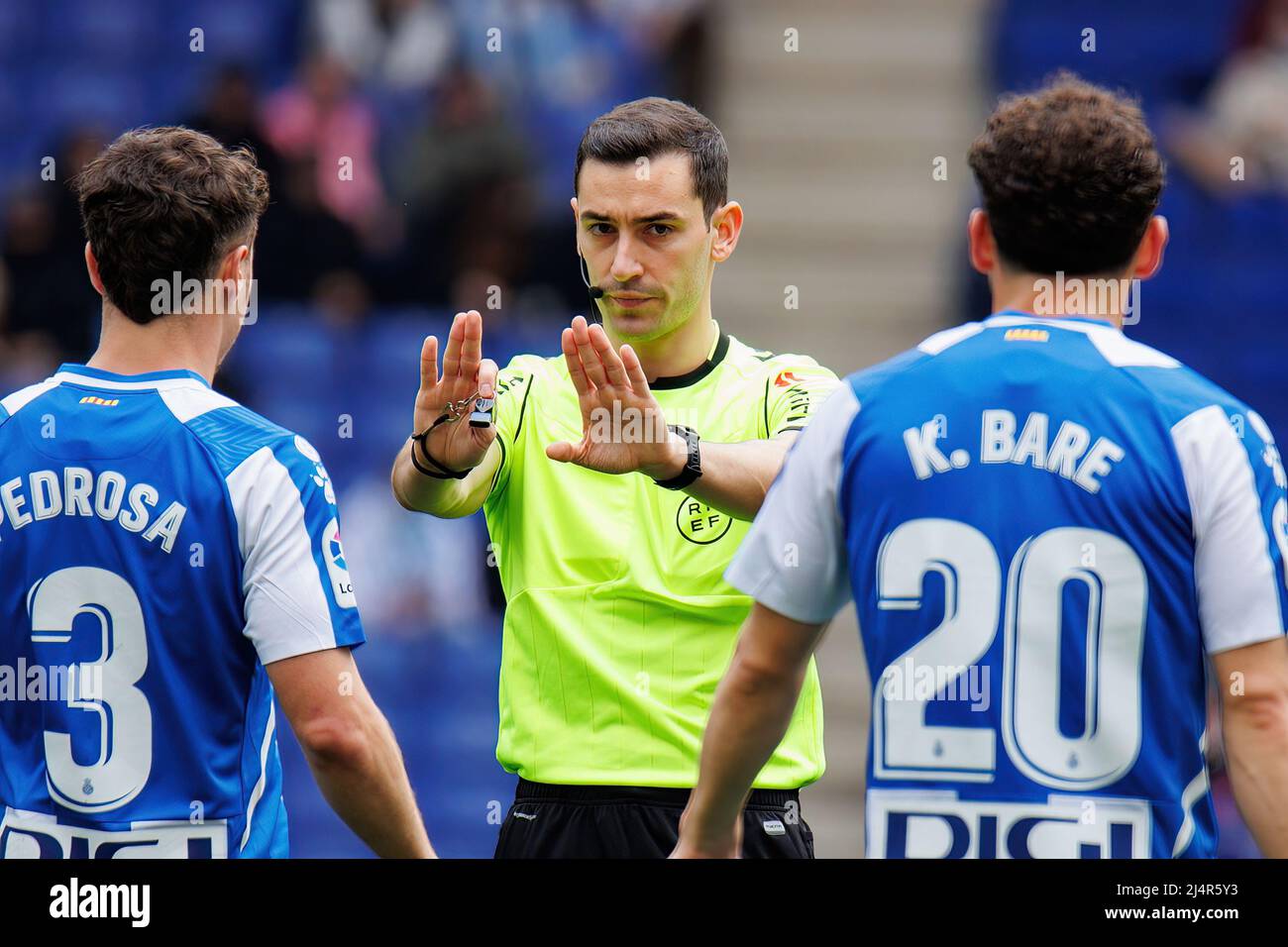 BARCELONE - 20 MARS : l'arbitre Muniz Ruiz en action au match de la Liga entre le RCD Espanyol et le RCD Mallorca au stade RCDE le 20 mars 2022 Banque D'Images