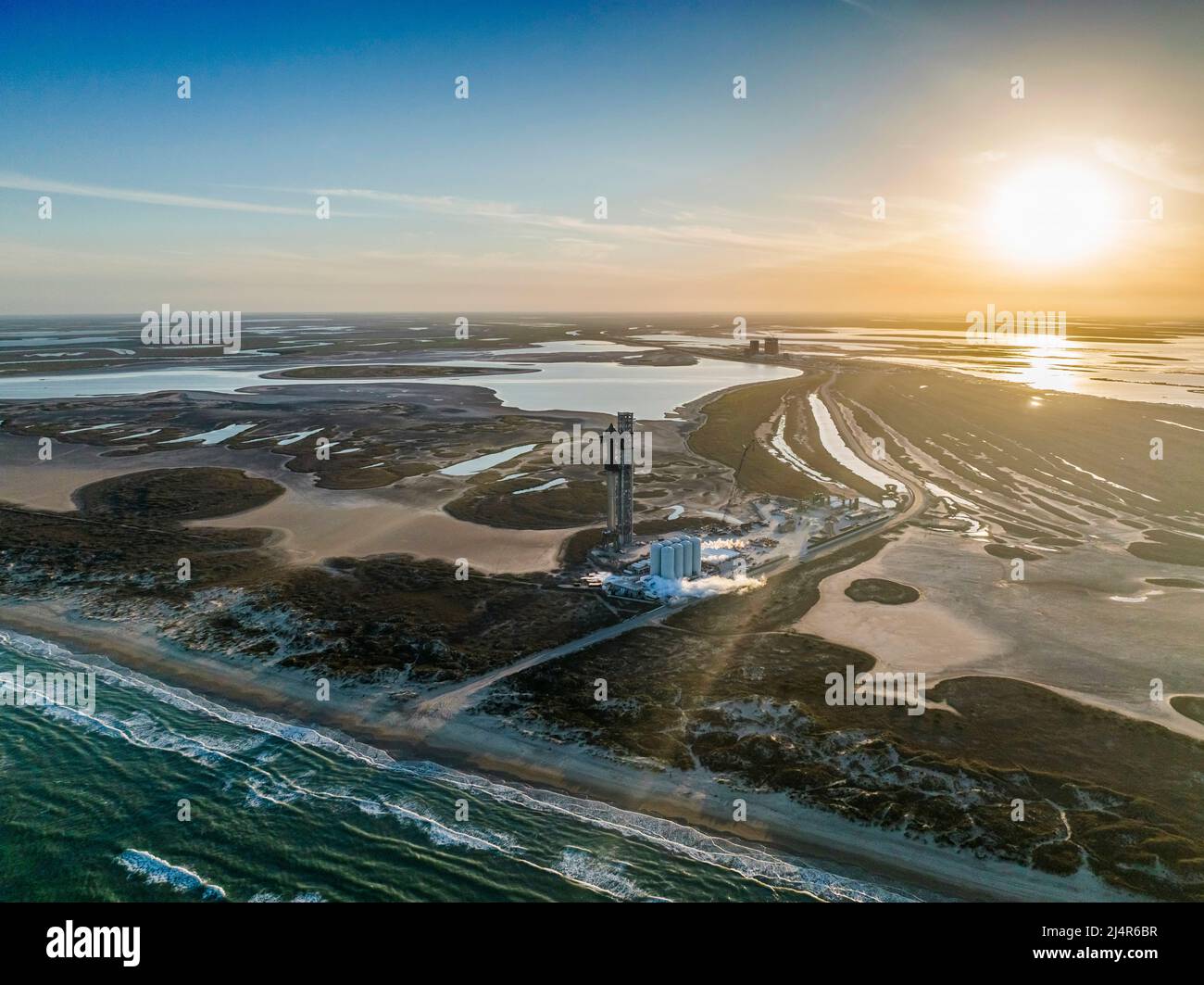 CAPE CANAVERAL, FLORIDE, États-Unis - 16 mars 2022 - vue aérienne de Starship Super Heavy sur son plateau de lancement à la station aérienne américaine de Cape Canaveral, en Floride Banque D'Images