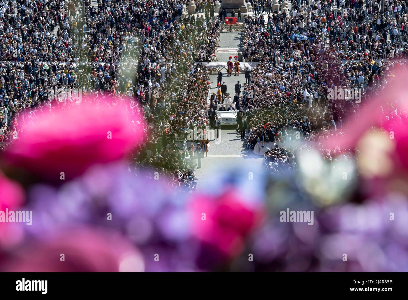 Italie, Rome, Vatican, 2022/04/16 le Pape François préside la procession aux flambeaux de la via Crucis (chemin de la croix) le Vendredi Saint devant le Colisée de Rome, à Rome. Vatican / presse catholique photo / Hans Lucas. LIMITÉ À UNE UTILISATION ÉDITORIALE - PAS DE MARKETING - PAS DE CAMPAGNES PUBLICITAIRES. Banque D'Images