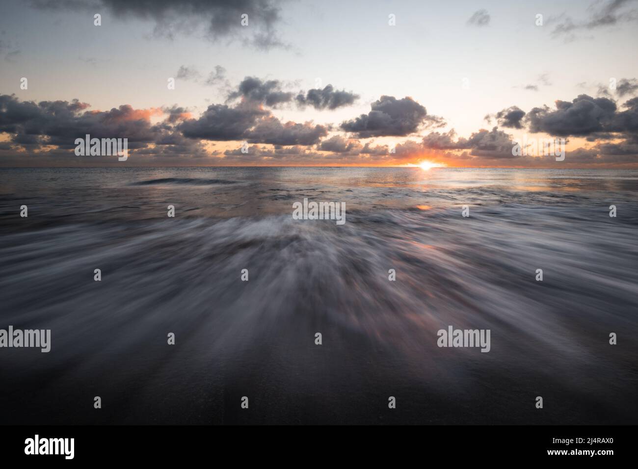 Le soleil se lève sur l'océan à Delray Beach, Floride. Banque D'Images