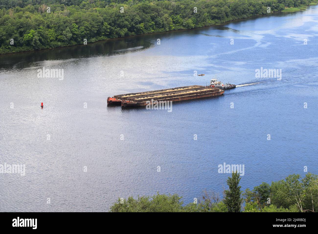 La barge transporte du sable le long de la rivière Banque D'Images