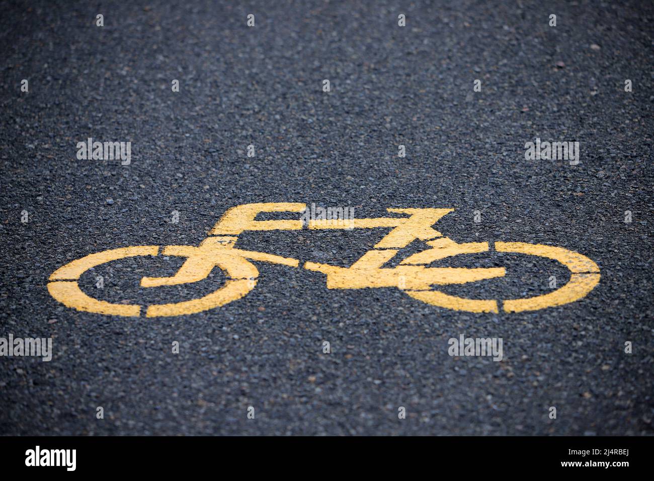 Panneau de piste cyclable peint en gros plan sur l'asphalte Banque D'Images