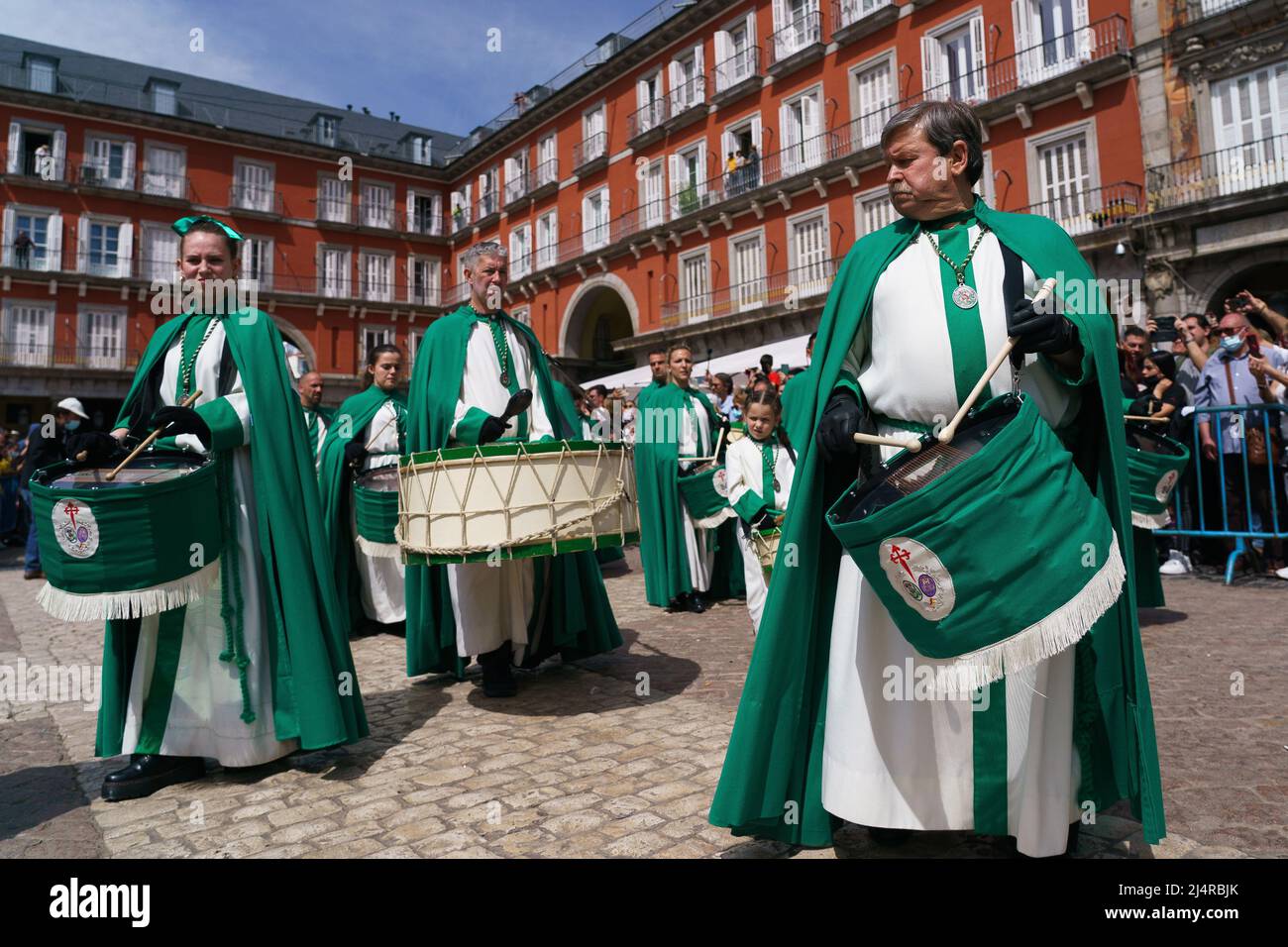 Des batteurs avec des robes vertes vus jouer au Plaza Mayor pendant le ...