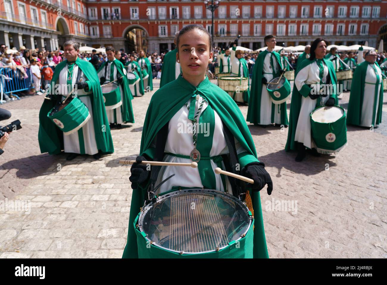 Des batteurs avec des robes vertes vus jouer au Plaza Mayor pendant le ...