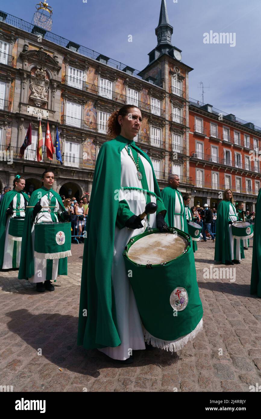 Une femme batteur avec des robes vertes joue au Plaza Mayor pendant le ...