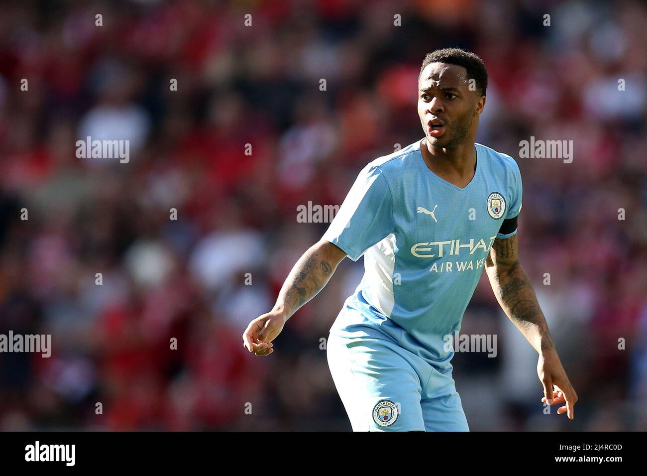 Londres, Royaume-Uni. 16th avril 2022. Raheem Sterling, de Manchester City, regarde. Emirates FA Cup, demi-finale, Manchester City / Liverpool au stade Wembley à Londres le samedi 16th avril 2022. Cette image ne peut être utilisée qu'à des fins éditoriales. Utilisation éditoriale uniquement, licence requise pour une utilisation commerciale. Aucune utilisation dans les Paris, les jeux ou les publications d'un seul club/ligue/joueur.pic par Andrew Orchard/Andrew Orchard sports Photography/Alamy Live News crédit: Andrew Orchard sports Photography/Alamy Live News Banque D'Images