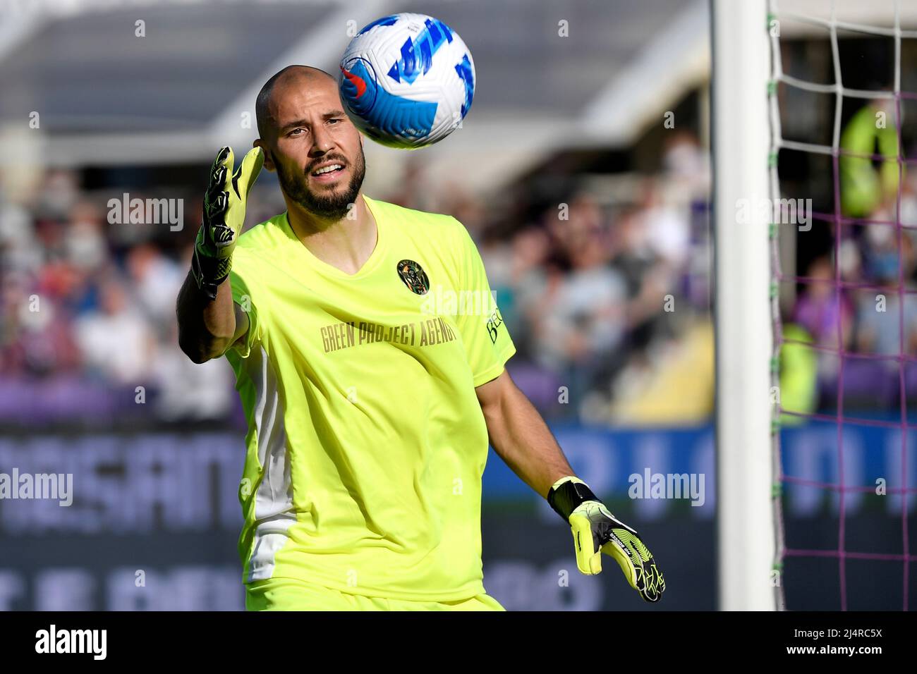 Niki Maenpaa de Venezia FC attrape le ballon pendant la série Un match de football 2021/2022 entre ACF Fiorentina et Venezia FC à Artemio Franchi stadi Banque D'Images