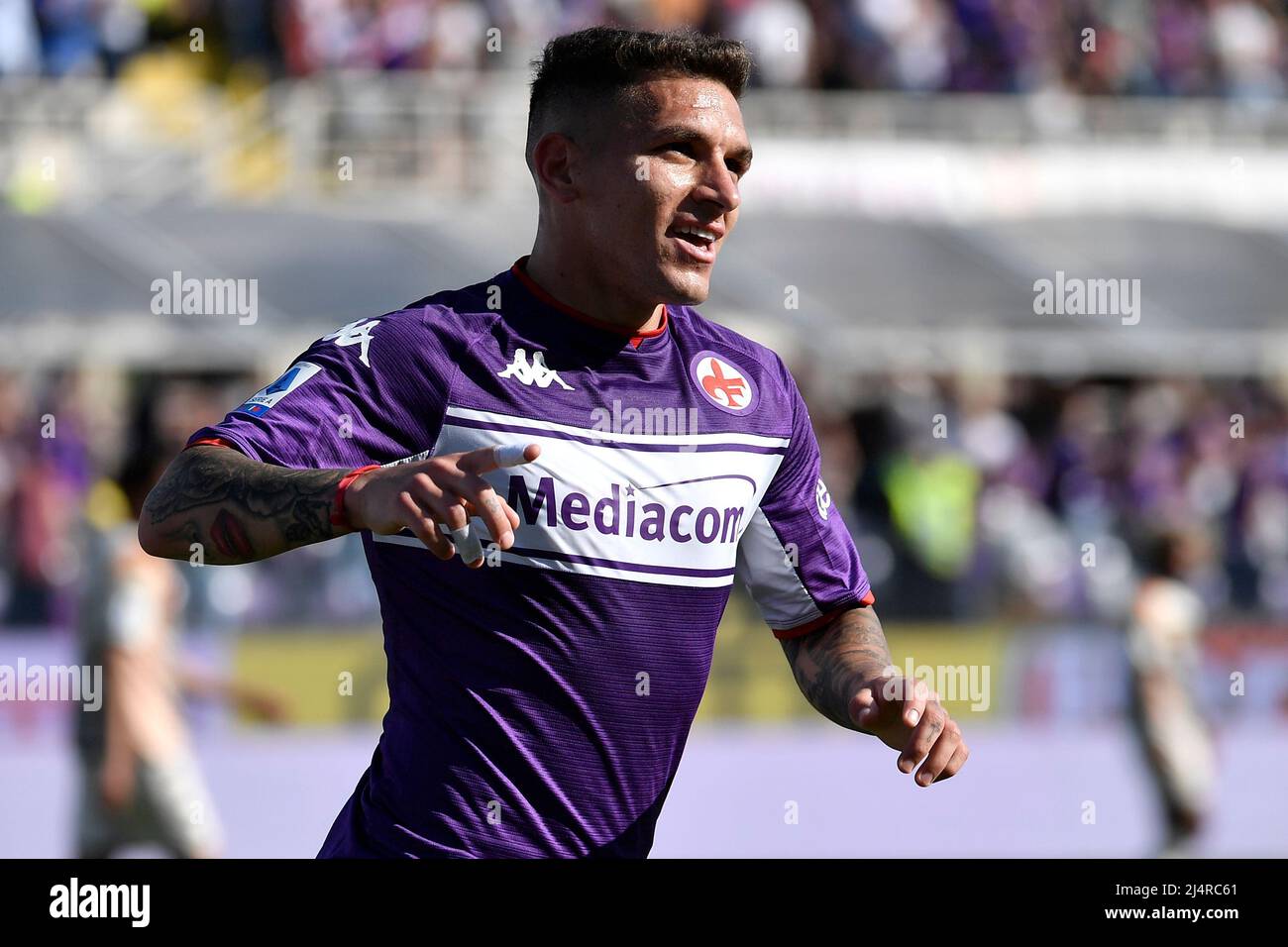Lucas Torreira de l'ACF Fiorentina célèbre après avoir marquant le but de 1-0 lors de la série Un match de football 2021/2022 entre l'ACF Fiorentina et Venez Banque D'Images