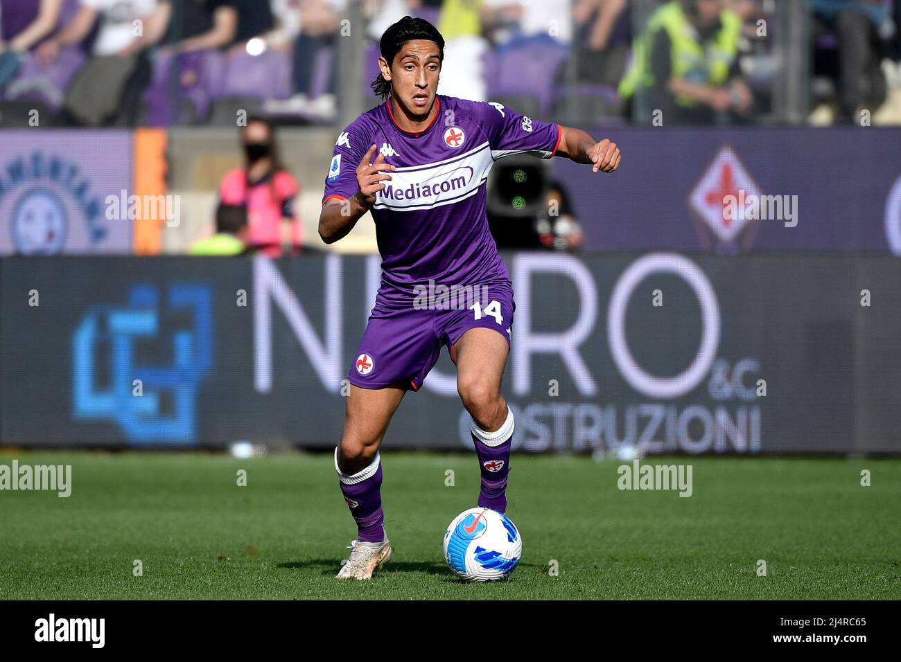 Youssef Maleh de l'ACF Fiorentina en action pendant la série Un match de football 2021/2022 entre l'ACF Fiorentina et le Venezia FC au stade Artemio Franchi Banque D'Images