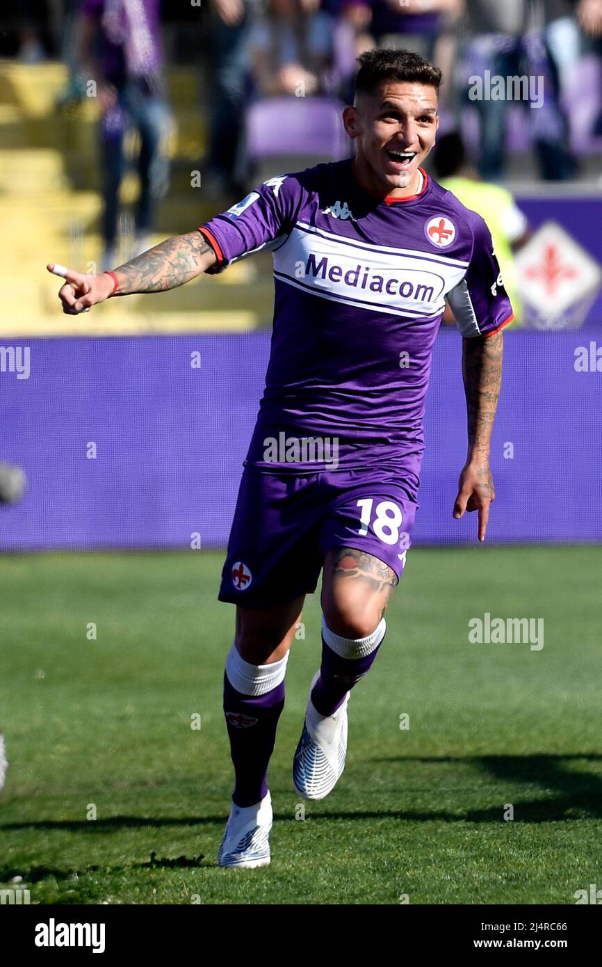 Lucas Torreira de l'ACF Fiorentina célèbre après avoir marquant le but de 1-0 lors de la série Un match de football 2021/2022 entre l'ACF Fiorentina et Venez Banque D'Images