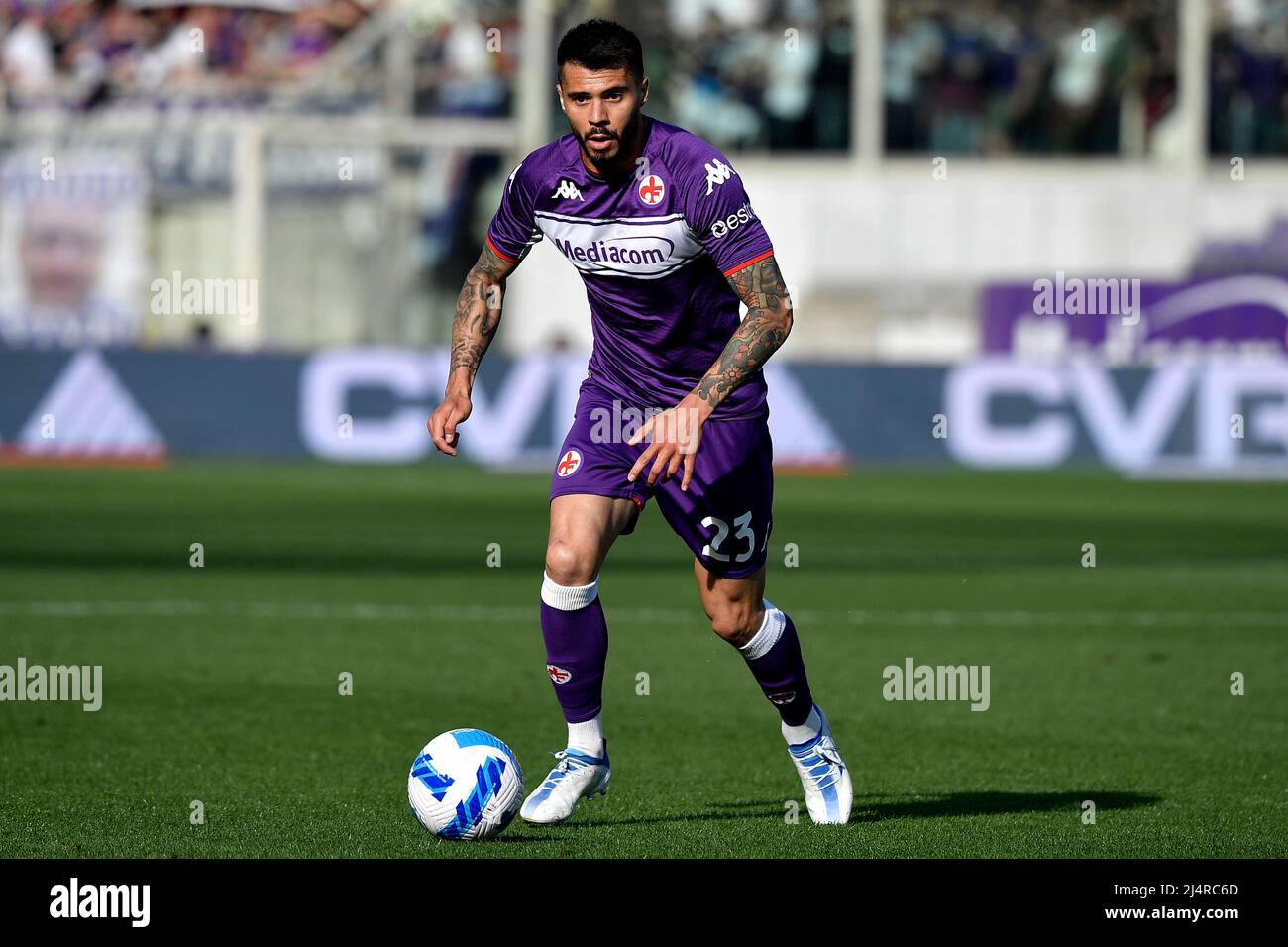 Lorenzo Venuti de l'ACF Fiorentina en action pendant la série Un match de football 2021/2022 entre l'ACF Fiorentina et le Venezia FC à Artemio Franchi stadiu Banque D'Images