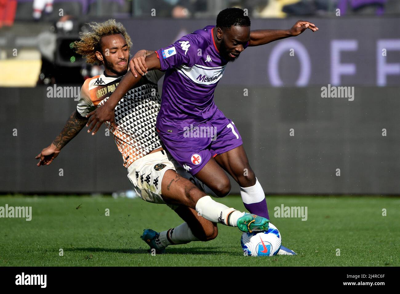 Gianluca Busio de Venezia FC et Jonathan IKONE de ACF Fiorentina concourent pour le ballon lors de la série Un match de football 2021/2022 entre ACF Fiorent Banque D'Images