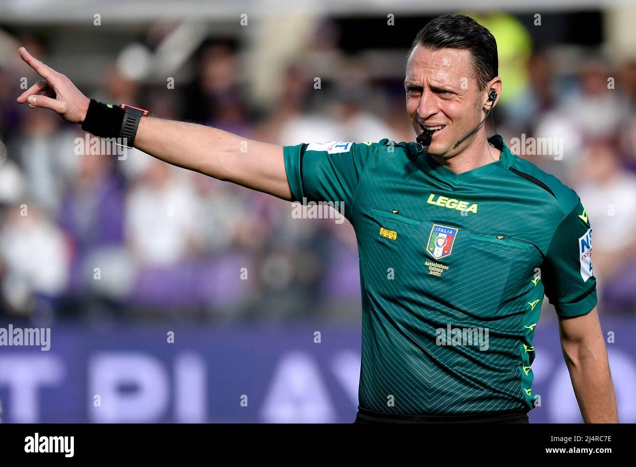 L'arbitre Rosario Abisso réagit au cours de la Serie Un match de football 2021/2022 entre ACF Fiorentina et Venezia FC au stade Artemio Franchi de Florence Banque D'Images