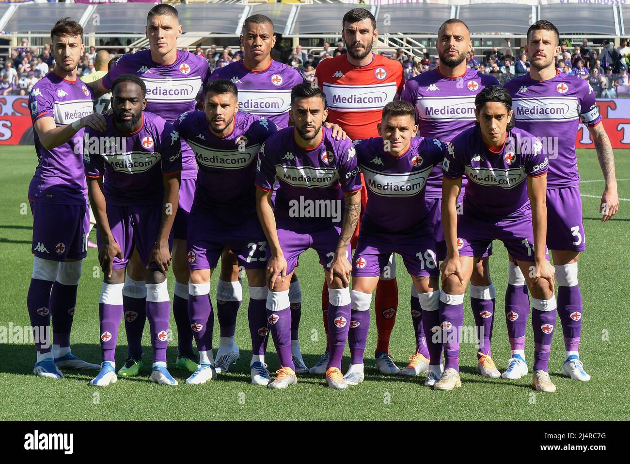 Les joueurs de Fiorentina posent pour une photo d'équipe lors de la série Un match de football 2021/2022 entre ACF Fiorentina et Venezia FC au stade Artemio Franchi Banque D'Images