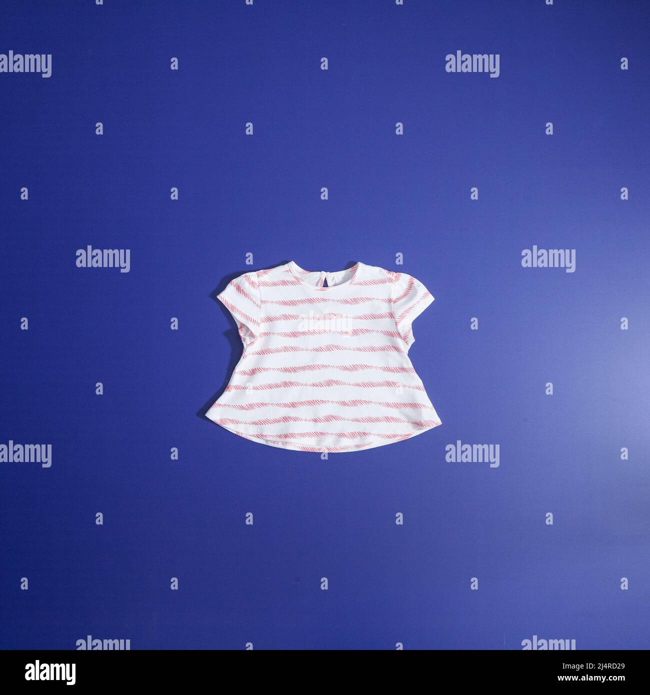 Mode pour enfants - Chemisier à manches courtes pour filles ; photo sur fond bleu. Banque D'Images