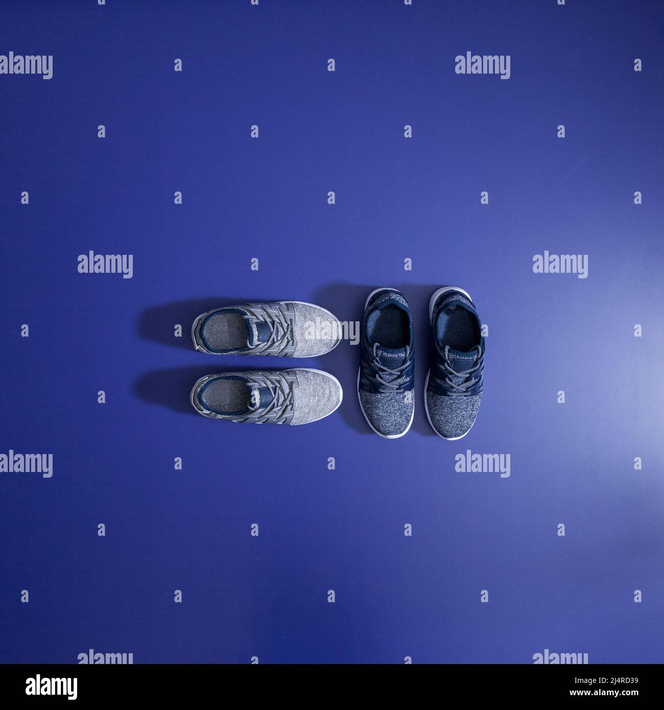 Mode pour enfants - photo de chaussures de sport pour enfants sur fond bleu. Banque D'Images