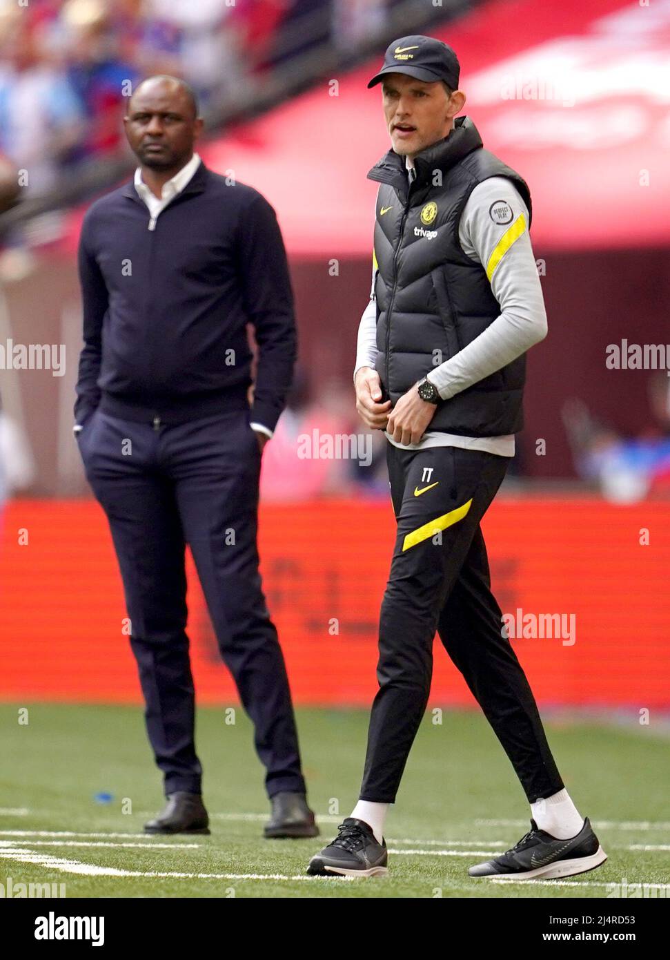 Thomas Tuchel, le directeur de Chelsea (à droite) et Patrick Vieira, le directeur du Crystal Palace, lors du match de demi-finale de la coupe Emirates FA au stade Wembley, Londres. Date de la photo: Dimanche 17 avril 2022. Banque D'Images