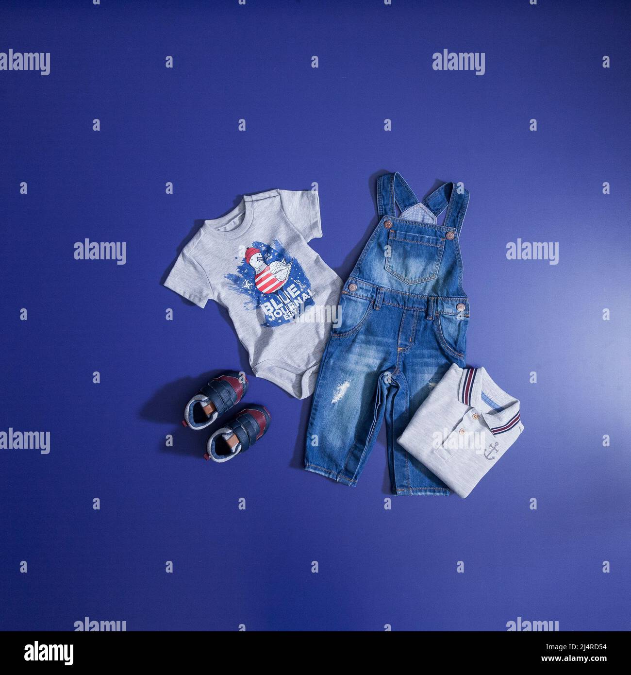 Vêtements mode – ensemble de combinaisons en denim pour garçons avec t-shirts et chaussures. Banque D'Images