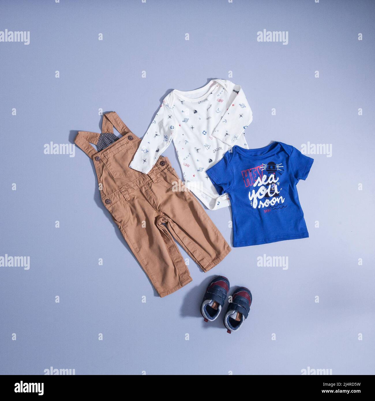 Vêtements pour enfants – ensemble de combinaisons pour garçons avec t-shirts et chaussures. Banque D'Images