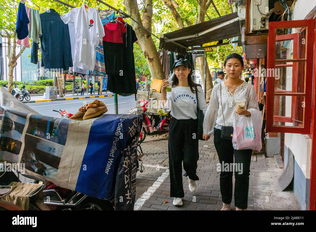 Shanghai, Chine, scène de rue, adolescentes chinoises marchant, dans le centre-ville, vieille ville chinoise, jeune femme chinoise, adolescents ET Front chinois Banque D'Images