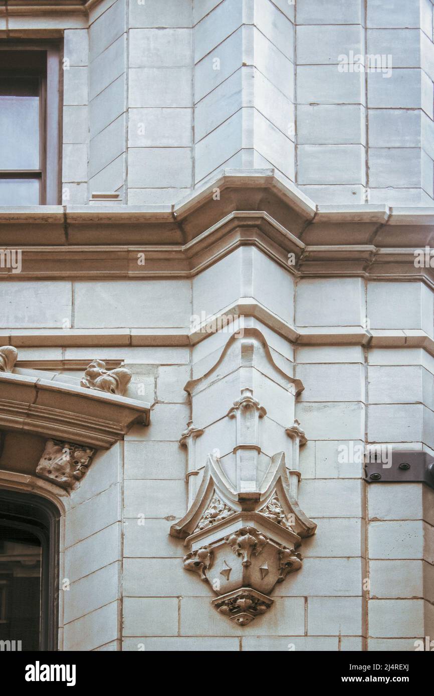 Détail des caractéristiques à l'extérieur du bâtiment Art déco de Tulsa, Oklahoma, avec des crêtes et des portes à proximité. Banque D'Images