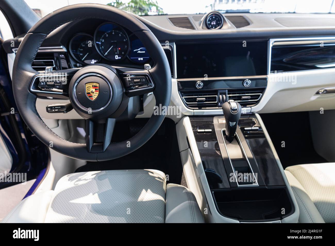 Intérieur Porsche Macan - un volant avec boutons, tableau de bord, compteur  de vitesse et poignée de vitesses Photo Stock - Alamy