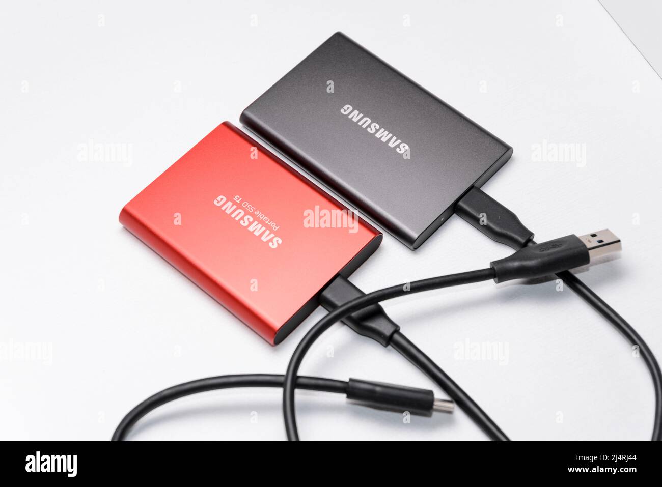 Gros plan de la mémoire flash SSD portable Samsung T5 et T7 avec câbles  USB-C connectés sur fond blanc Photo Stock - Alamy