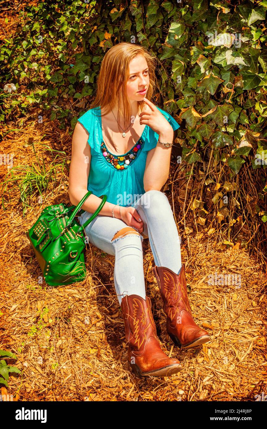 Teenage girl outside boots jeans Banque de photographies et d'images à  haute résolution - Alamy