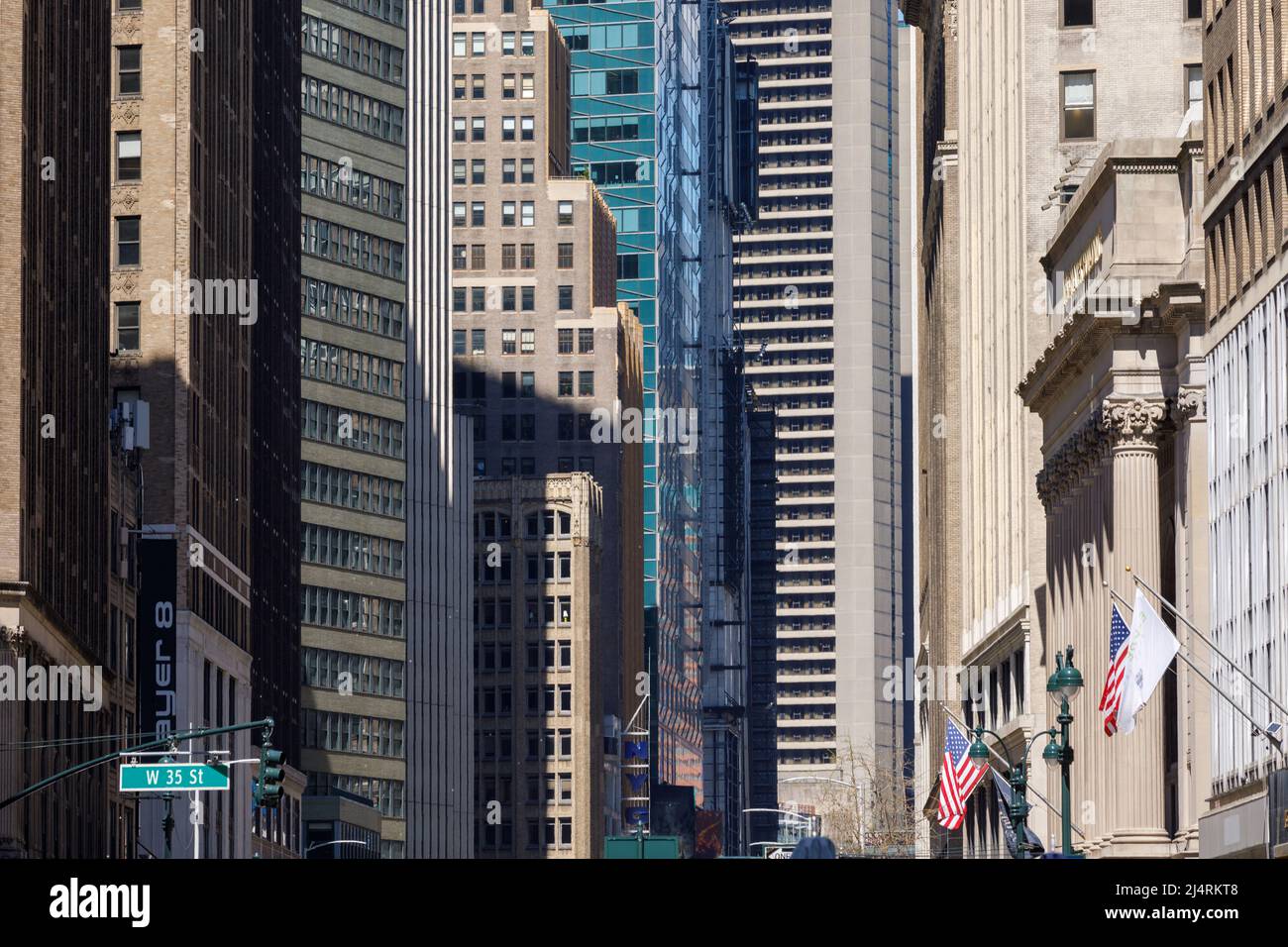 Vue vers le nord sur Broadway depuis Midtown, New York, NY, États-Unis. Banque D'Images