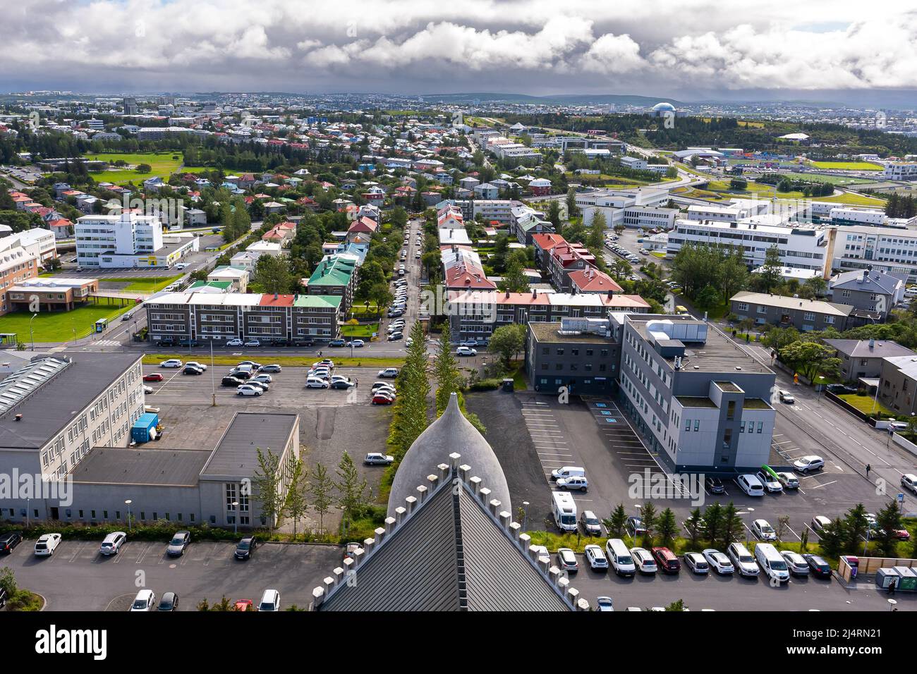Belle image cinématographique aérienne de Reykjavik, capitale de l'Islandais, de la cathédrale et de la belle ville Banque D'Images
