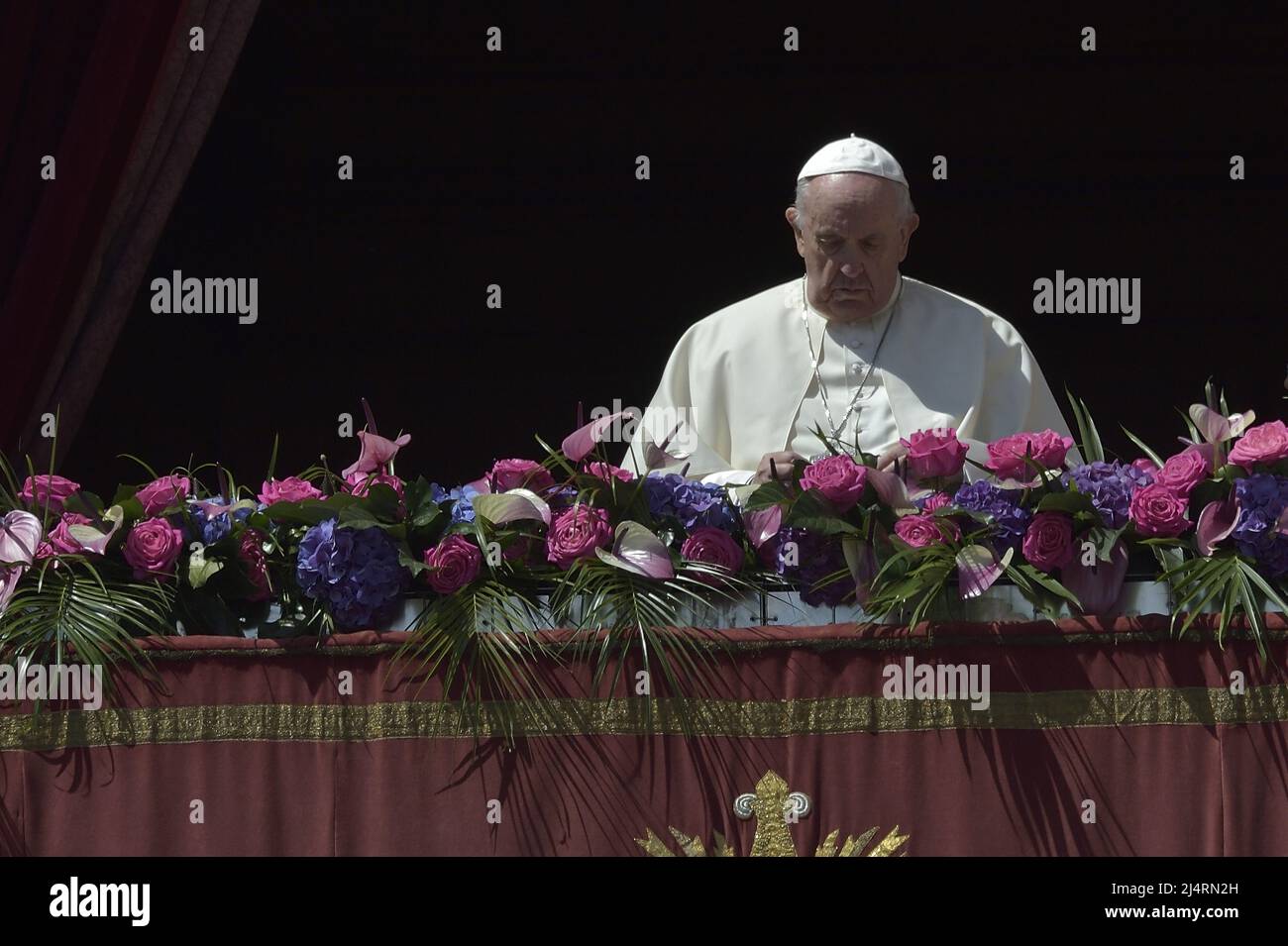 Cité du Vatican, Cité du Vatican. 17th avril 2022. Le pape François délivre la bénédiction de 'Urbi et Orbi' ("à la Cité et au monde") à la ville et au monde depuis le balcon de la basilique Saint-Pierre après la messe du dimanche de Pâques, le 17 avril 2022 au Vatican. Le pape a appelé à la paix en Ukraine. Photo de Stefano Spaziani/UPI crédit: UPI/Alay Live News Banque D'Images