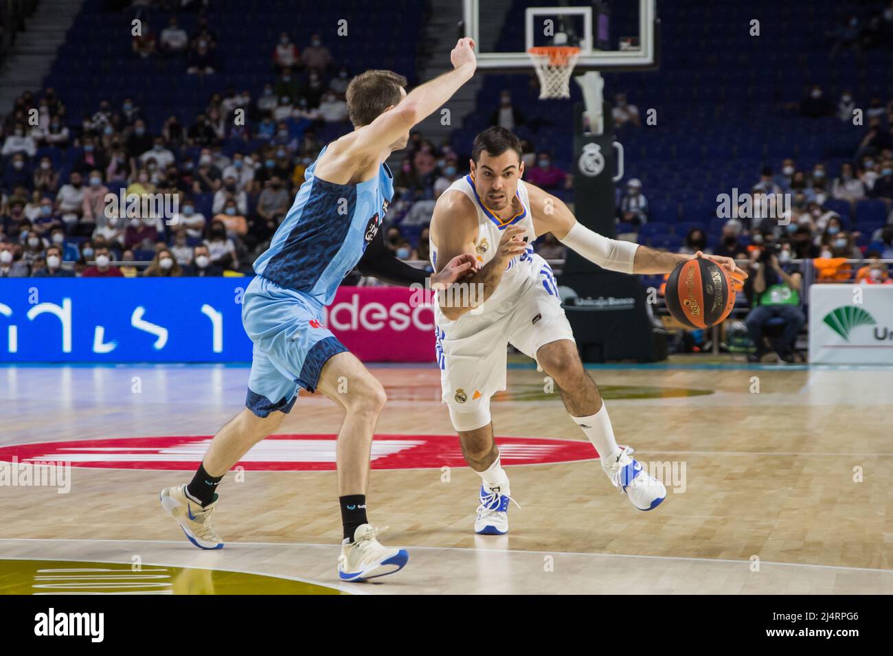 Madrid, Madrid, Espagne. 17th avril 2022. Alberto Abalde (blanc) lors de la victoire du Real Madrid sur BreogÃn Lugo 90 - 65 en Ligue Endesa partie de saison régulière (jour 29) célébrée à Madrid (Espagne) au Centre Wizink. Avril 17th 2022. (Credit image: © Juan Carlos García Mate/Pacific Press via ZUMA Press Wire) Banque D'Images