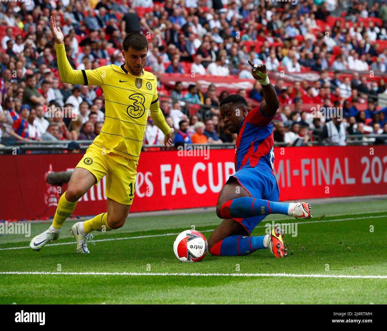 Londres, Royaume-Uni. 17th avril 2022. LONDRES, ANGLETERRE - 17 AVRIL : Marc Guehi du Crystal Palace et Mason Mountduring de Chelsea, demi-finale de la coupe FA entre Crystal Palace et Chelsea au stade Wembley, Londres, Royaume-Uni 17th avril, 2022 crédit : action Foto Sport/Alay Live News Banque D'Images