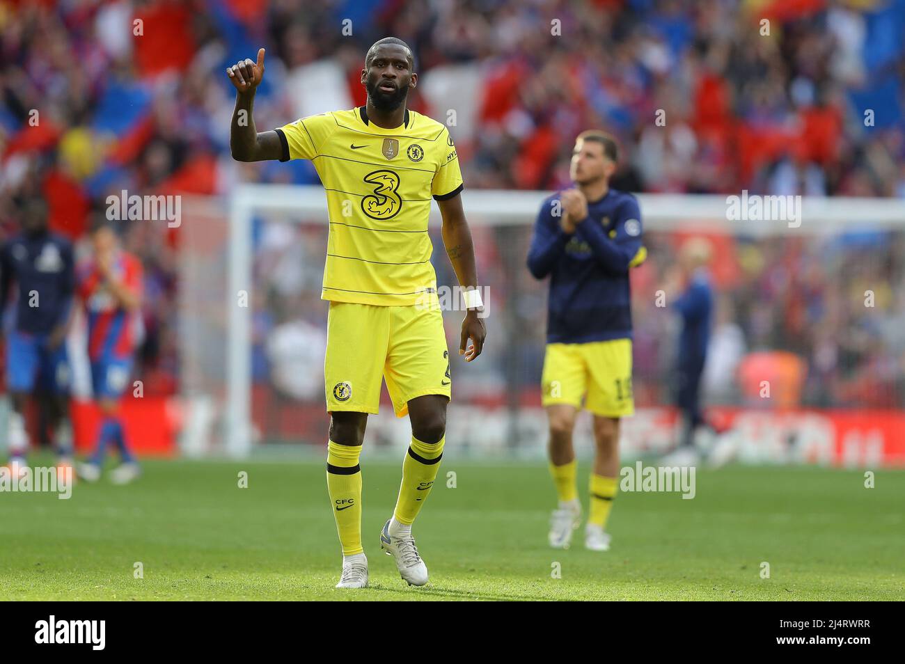 Londres, Royaume-Uni. 17th avril 2022. Antonio Rudiger de Chelsea célèbre devant les fans après le match de la coupe Emirates FA au stade Wembley, Londres. Le crédit photo devrait se lire: Paul Terry/Sportimage crédit: Sportimage/Alay Live News Banque D'Images